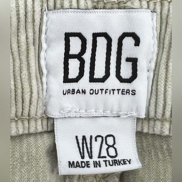 BDG high waisted corduroy shorts in light green; Size US W 28 - Picture 4 of 4